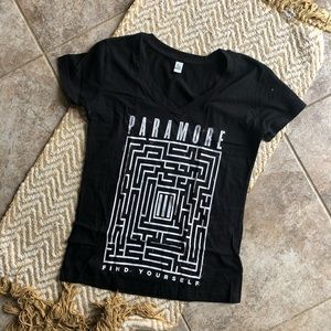 NWOT paramore band tee shirt vneck large